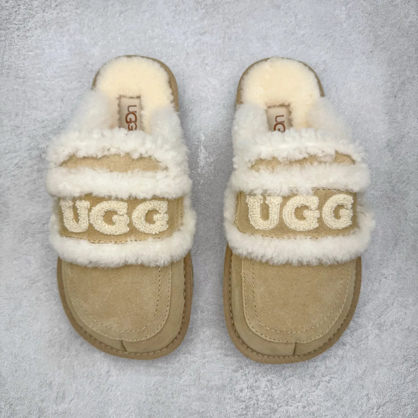 Pick up locally 💰 440 UGG slippers 1206 letter embroidered classic short-tube autumn and winter sheep fur all-in-one snow boots All shoes are made from the same factory as ZP Longfeng A-grade Australian imported sheep fur all-in-one Brand OEM production line Fully follow the ZP process flow OEM original pattern maker Adhere to no original shoes and no development selection Pay attention to every detail The most authentic version on the market TREADLITE "Light Wing" technology outsole Lightweight/durable/flexible/pile size: 35 36 37 38 39 40 Coding: by2936070